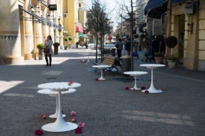 Tavolo bar modello Alice progettato per l’esterno