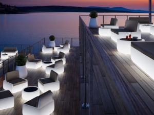 Divano luminoso da esterno modello Bold
