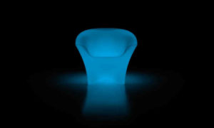 Poltrona Ohla, per spazi interni e esterni versione luminosa