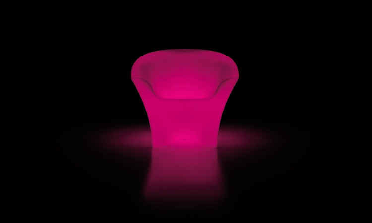 Poltrona Ohla, per spazi interni e esterni versione luminosa