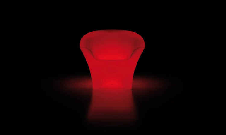 Poltrona Ohla, per spazi interni e esterni versione luminosa