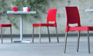 Sedia impilabile con seduta e schienale monoscocca modello Joi