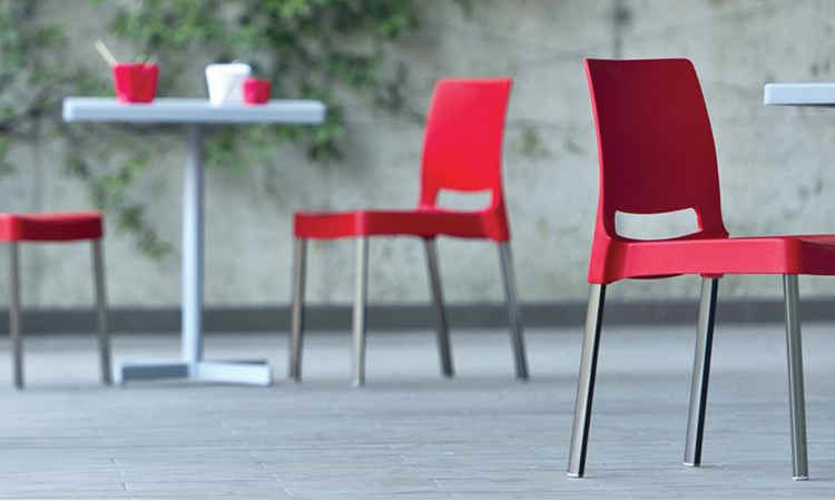 Sedia impilabile con seduta e schienale monoscocca modello Joi