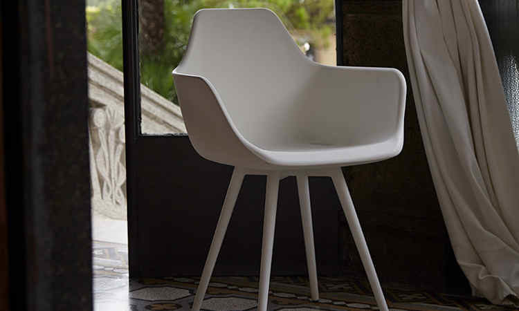 Poltroncina moderna modello Y Armchair