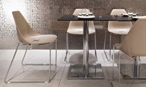 Sedia X Chair piedi a slitta per arredare ristoranti