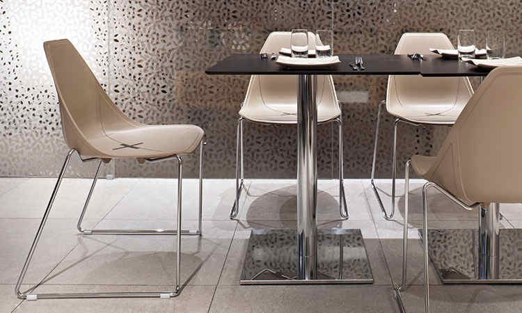 Sedia X Chair piedi a slitta per arredare ristoranti
