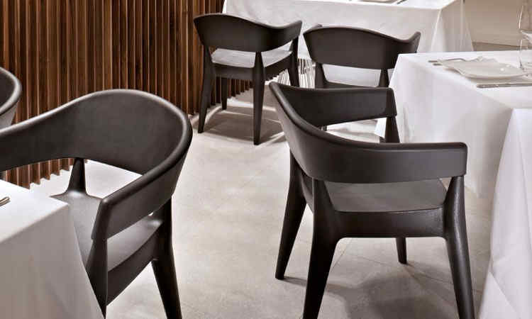 Jo, poltroncina moderna per l'arredo bar e ristorante