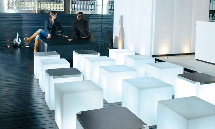 Kubo, tavolino luminoso per ambienti interni ed esterni