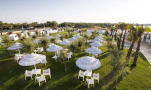 Coccolona, poltrona moderna, impilabile, arredo indoor outdoor
