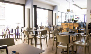 Isy, sedia bar impilabile, per l’arredo contrac indoor e outdoor