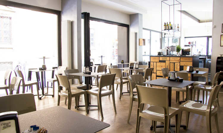 Isy, sedia bar impilabile, per l’arredo contrac indoor e outdoor