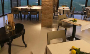 Isy, sedia bar impilabile, per l’arredo contrac indoor e outdoor