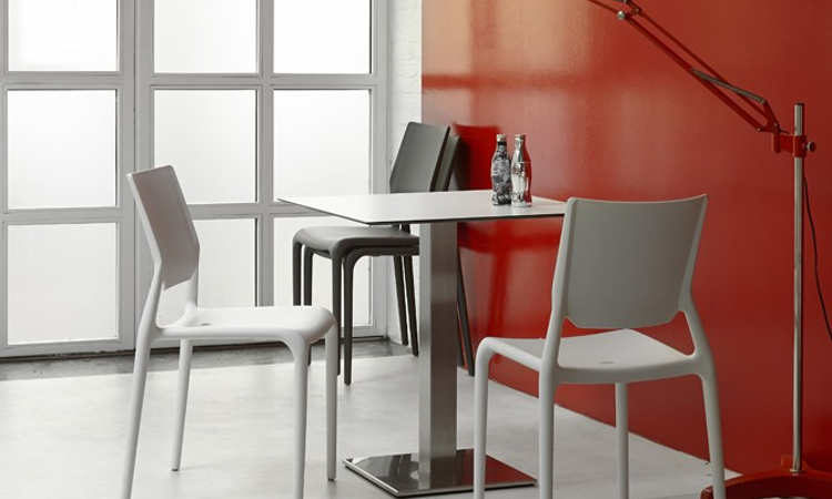 Sirio, sedia bar moderna, impilabile per ambienti interni ed esterni
