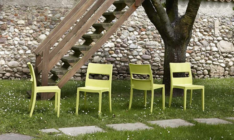 Sai, sedia moderna, impilabile, per l'arredo indoor e outdoor