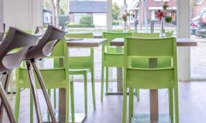 Sai, sedia moderna, impilabile, per l'arredo indoor e outdoor