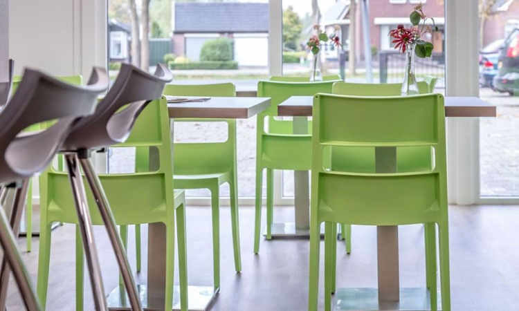 Sai, sedia moderna, impilabile, per l'arredo indoor e outdoor