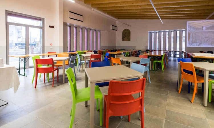 Sai, sedia moderna, impilabile, per l'arredo indoor e outdoor