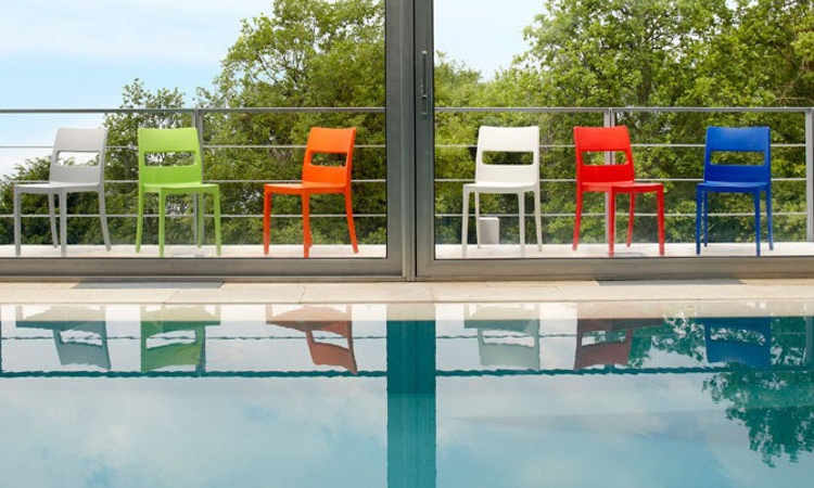Sai, sedia moderna, impilabile, per l'arredo indoor e outdoor