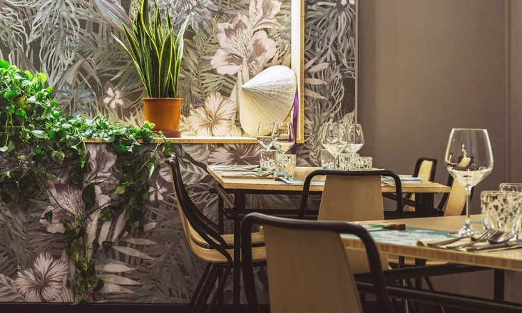 Ola, sedia ristorante impilabile per uso indoor e outdoor