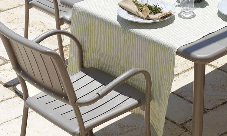 Musa, sedia con braccioli, impilabile, per l'arredo outdoor