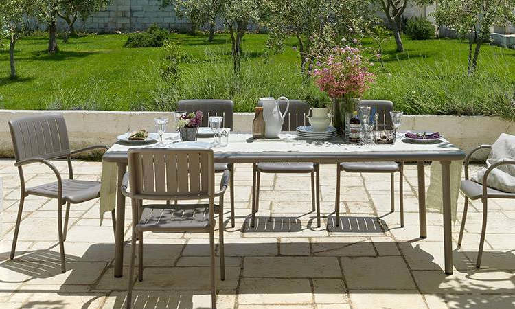Musa, sedia con braccioli, impilabile, per l'arredo outdoor