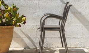 Musa, sedia con braccioli, impilabile, per l'arredo outdoor