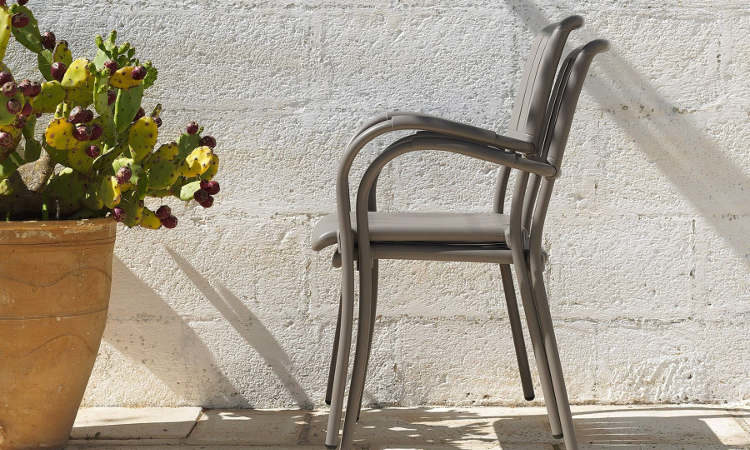 Musa, sedia con braccioli, impilabile, per l'arredo outdoor
