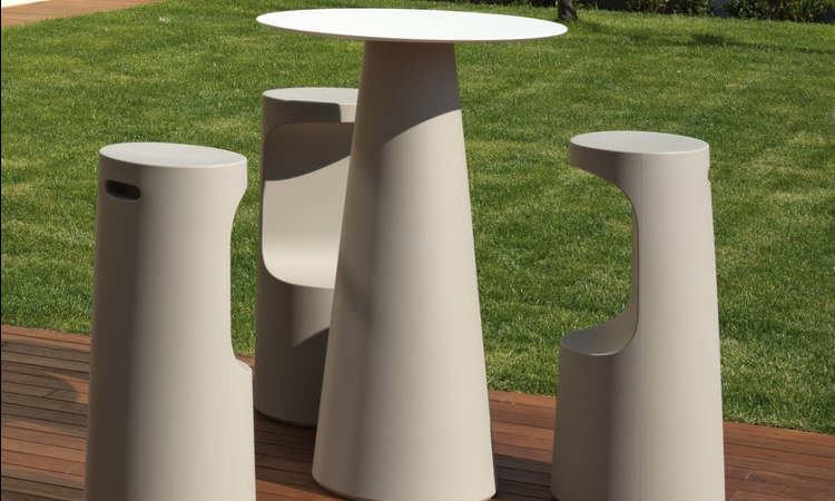 Fura Dining, tavolo in polietilene per l’arredo indoor e outdoor