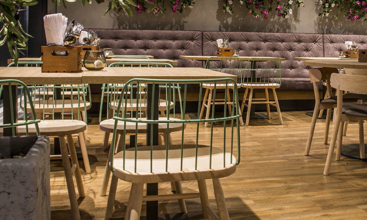 Strike, sedia ristorante con braccioli in legno e acciaio