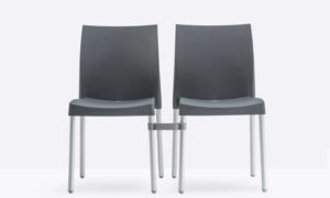 Ice, sedia impilabile per l'arredo indoor e outdoor