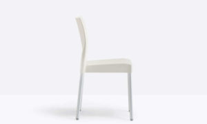 Ice, sedia impilabile per l'arredo indoor e outdoor