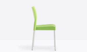 Ice, sedia impilabile per l'arredo indoor e outdoor
