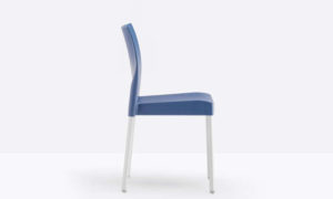 Ice, sedia impilabile per l'arredo indoor e outdoor