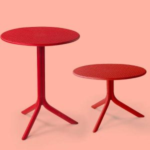 Step, tavolo tondo a tre gambe per l'arredo outdoor
