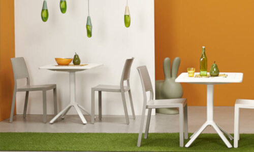 Kate, sedia impilabile per l'arredo indoor e outdoor