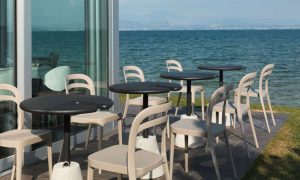 Set-Up, tavolo bar a basamento centrale per l’arredo outdoor
