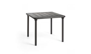 Maestrale, tavolo impilabile per l’arredo outdoor