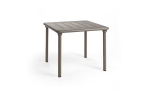 Maestrale, tavolo impilabile per l’arredo outdoor