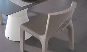 Eos, sedia moderna impilabile per l'arredo indoor e outdoor