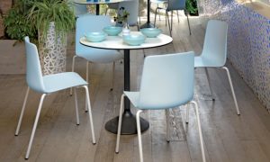 Vesper, sedia impilabile per l'arredo contract