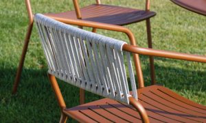 Slot Rope, sedia con braccioli per l'arredo giardino
