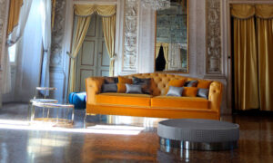 Nefele, divano classico imbottito per l'arredo indoor