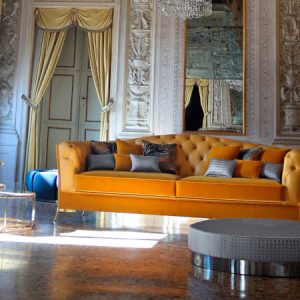 Nefele, divano classico imbottito per l'arredo indoor
