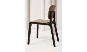 Ekki, sedia moderna in legno per l'arredo indoor