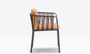 Narì, poltroncina da giardino quattro gambe, con cuscino