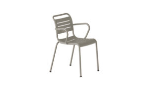 Re-al 2, sedia moderna con braccioli per l’arredo giardino