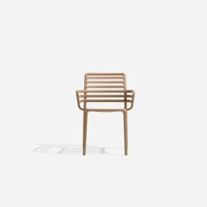 Doga, sedia con braccioli impilabile per l'arredo outdoor