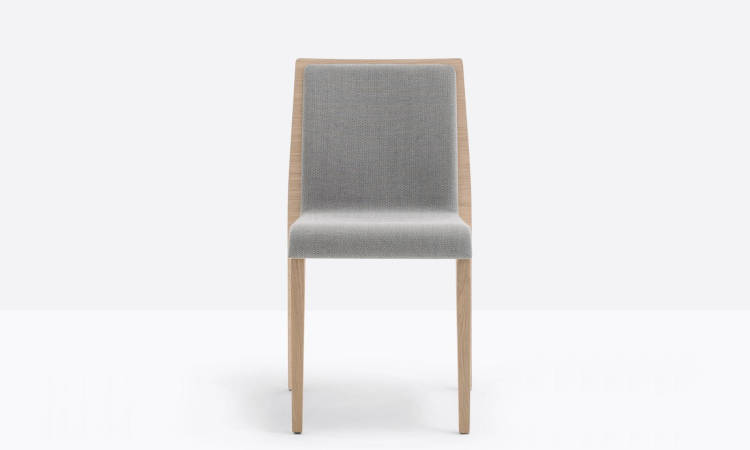 Young 424, sedia imbottita, struttura in legno, impilabile