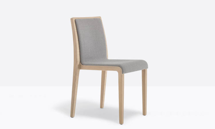 Young 424, sedia imbottita, struttura in legno, impilabile